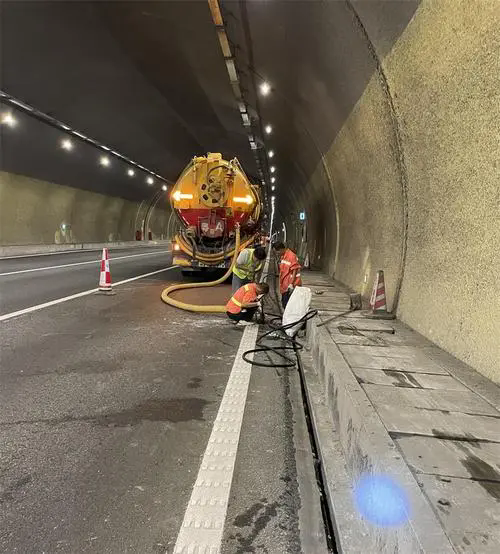 罗湖隧道排水渠清淤